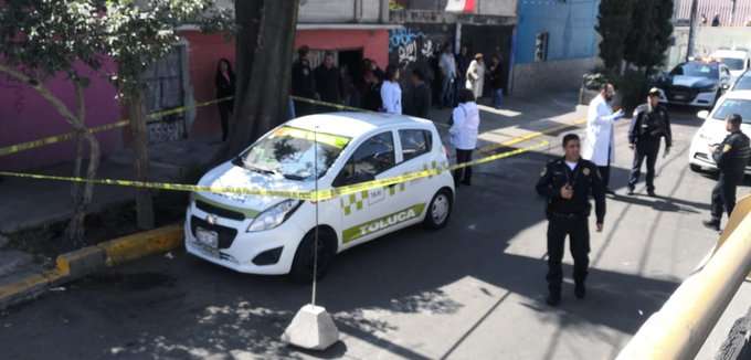 Hallan dos cuerpos en un taxi; la mujer encajuelada estaba reportada como desaparecida