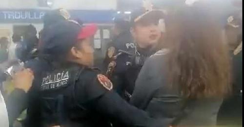Taquillera del Metro de la Ciudad de México agredió a menor discapacitado; policías la detienen
