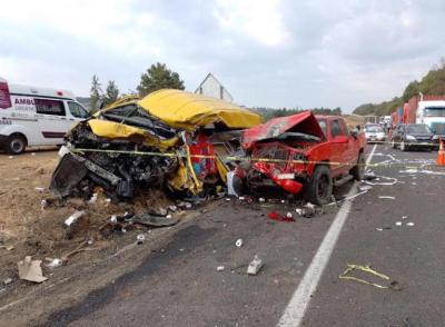 Carambola mortal en la Autopista Siglo XXI deja dos personas muertas y 20 heridas