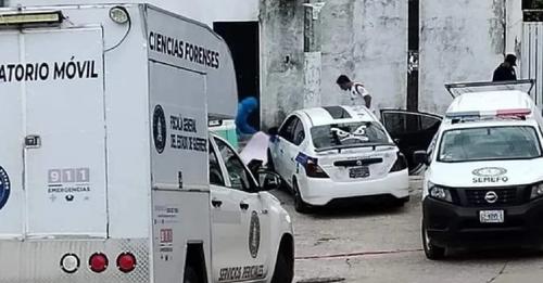 Hallan 6 cuerpos dentro de un taxi en Acapulco, Guerrero.