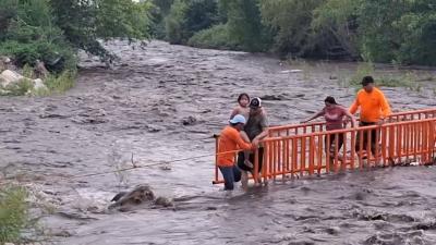 RESCATAN A DOS MUJERES, UNA NI&Ntilde;A Y UN PERRITO TRAS CRECIDA DEL R&Iacute;O EN PIJIJIAPAN